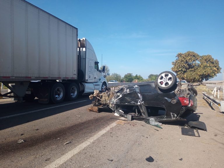 Deja 3 heridos choque entre auto y camión con jornaleros en Navolato