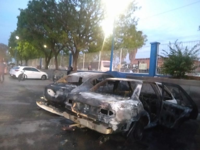 Se incendian dos autos en CU, Culiacán