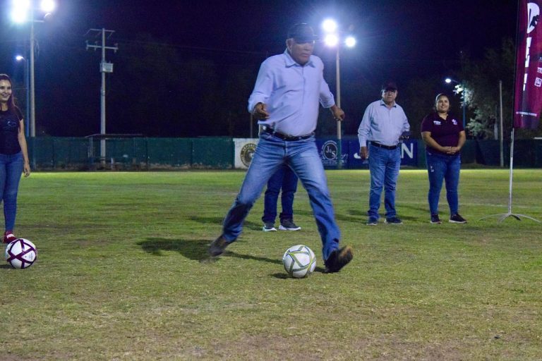 ¡El presidente del deporte! Inaugura liga de futbol de veteranos