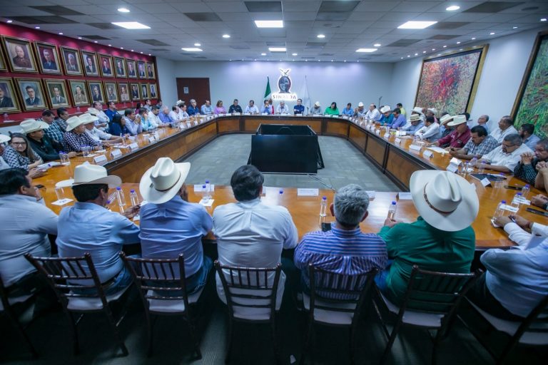 Refirman en pacto 7 mil por el maíz y 8 mil para el trigo