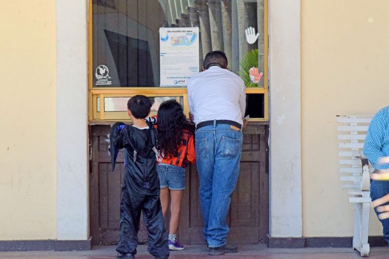 Papás pagan el agua y a niños les dan regalos en El Fuerte