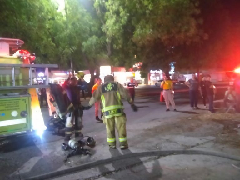 Se queman 7 de 12 autos en lote durante incendio