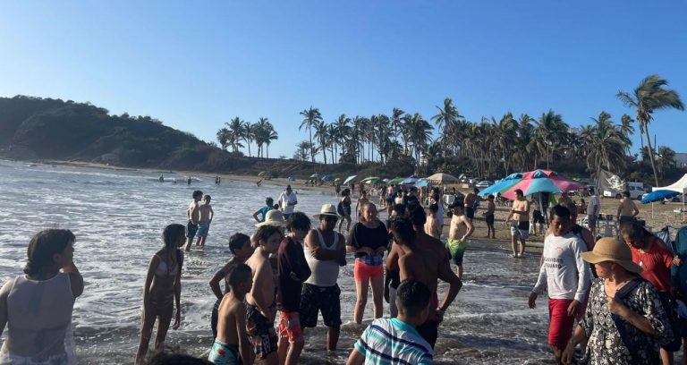 ¡Los arrastraba el mar! Salvan a 12 en rescate masivo