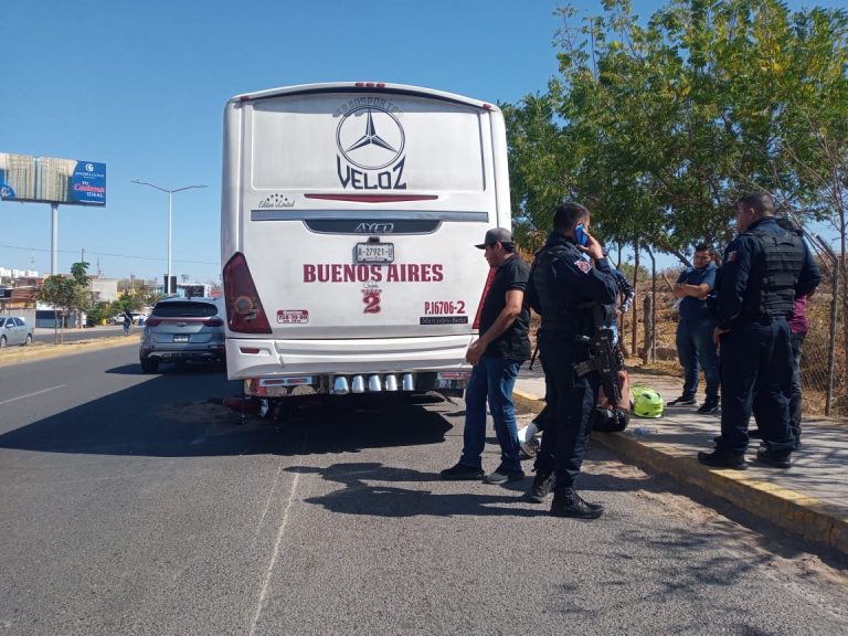 Motociclista queda debajo de urbano en Culiacán
