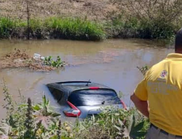 Hallan auto en canal de Navolato