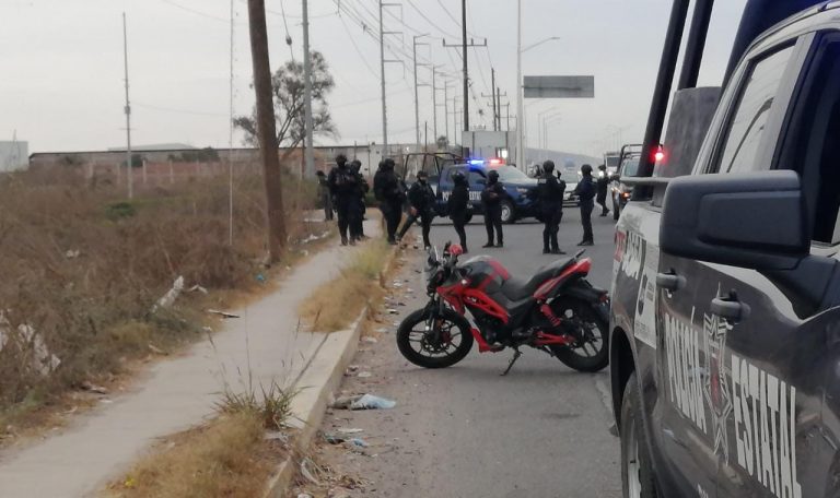 Arrolla auto a otro motociclista y se da a la fuga