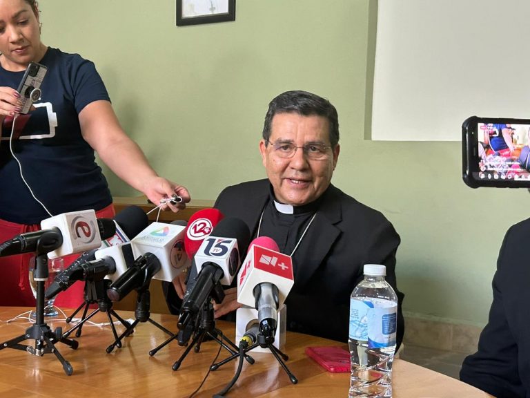 Atacan con un cuchillo al arzobispo de Durango