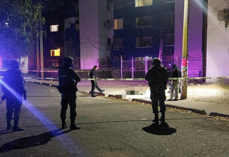 Lo bajan de un auto y le disparan en la cabeza