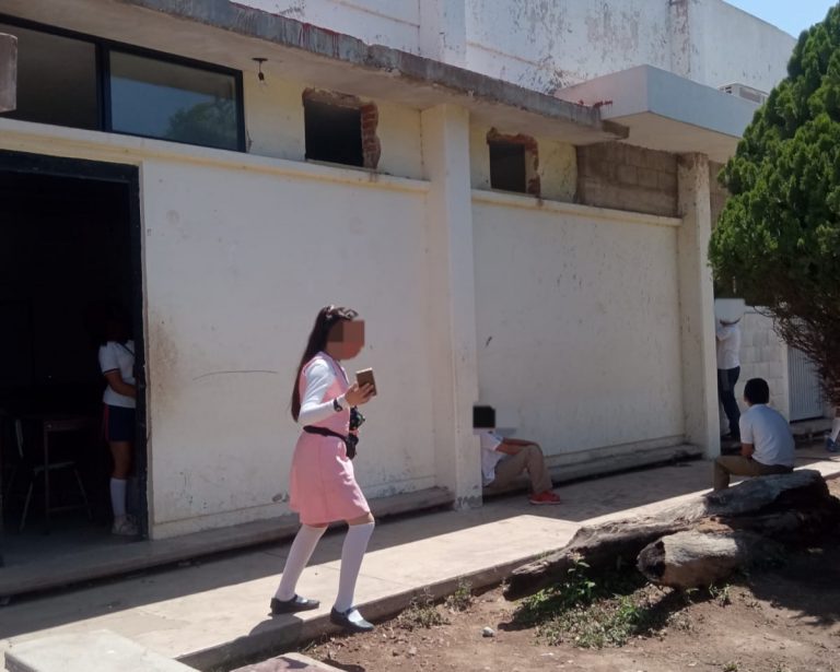 ¡Sin A/A! Sufren alumnos calor en secundaria de Navolato