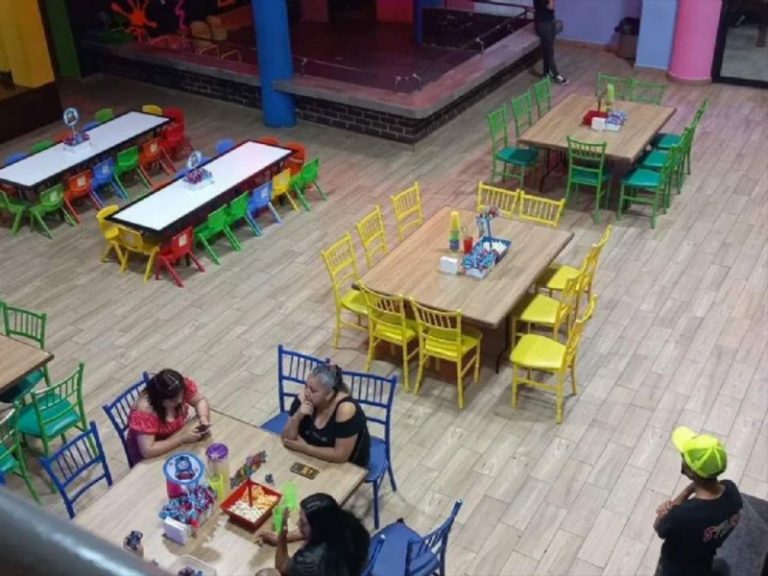 Papá hace fiesta a su hijo; nadie va e invita a todos por Facebook