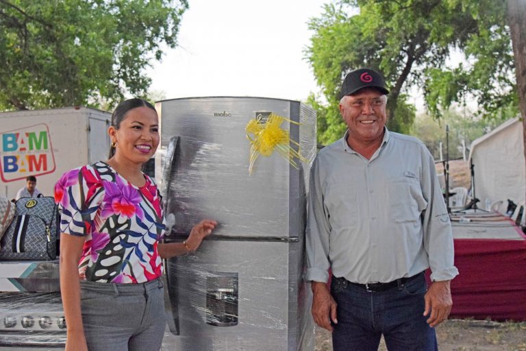 Sorprende El Fuerte a maestros con ‘súper regalos’