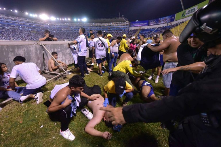 Aumentan a 12 los muertos tras estampida en estadio de El Salvador