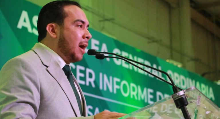 Michel Benítez rinde protesta como nuevo dirigente del STASE