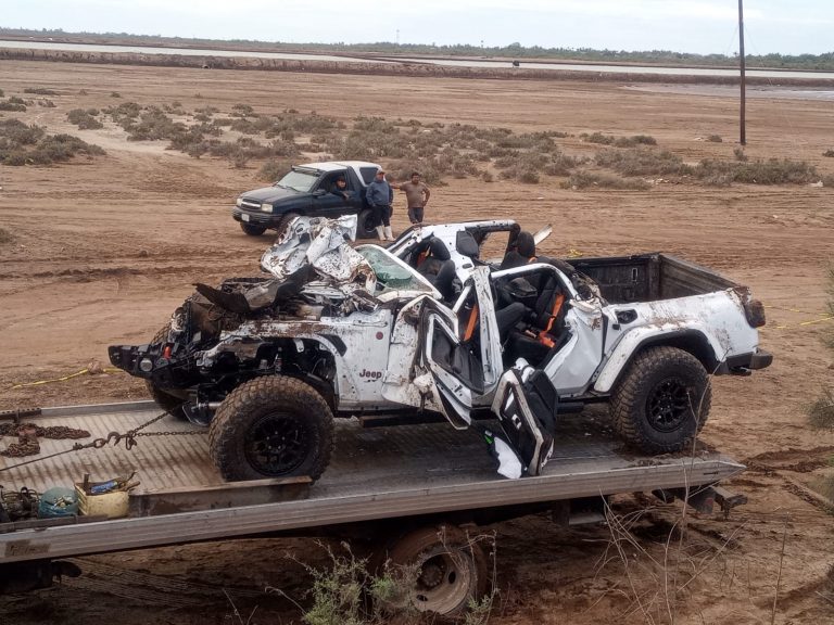 Muere automovilista al volcar Jeep en la Navolato-Altata