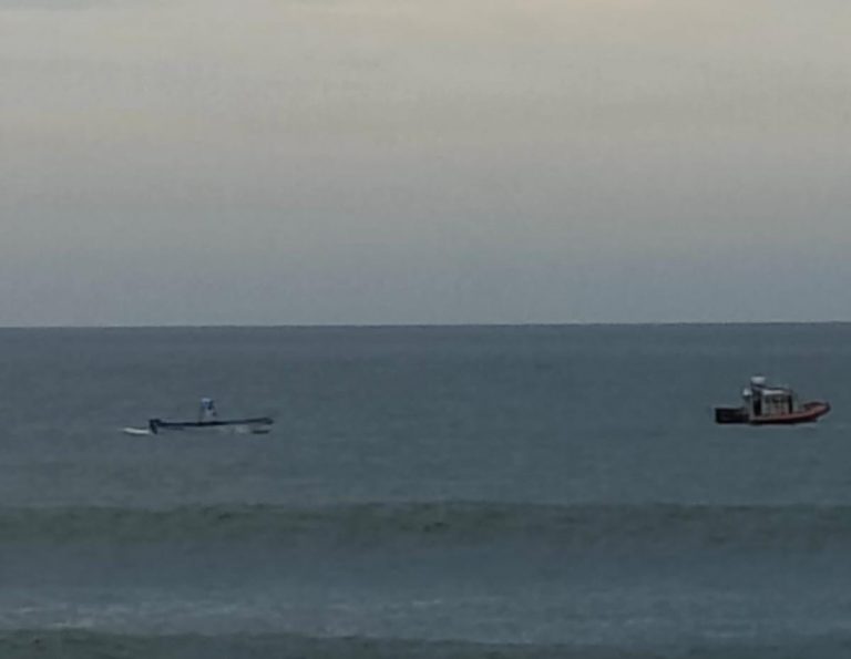 Buscan persona desaparecida en el mar