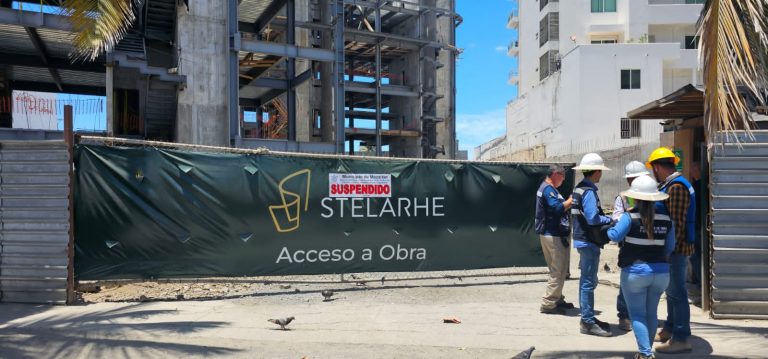 Suspenden obra en malecón por mover vigas con grúa con salida a calle