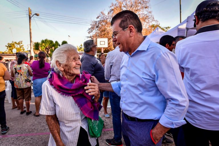 Mujer de 100 años ve por vez primera a un alcalde en El Armadillo
