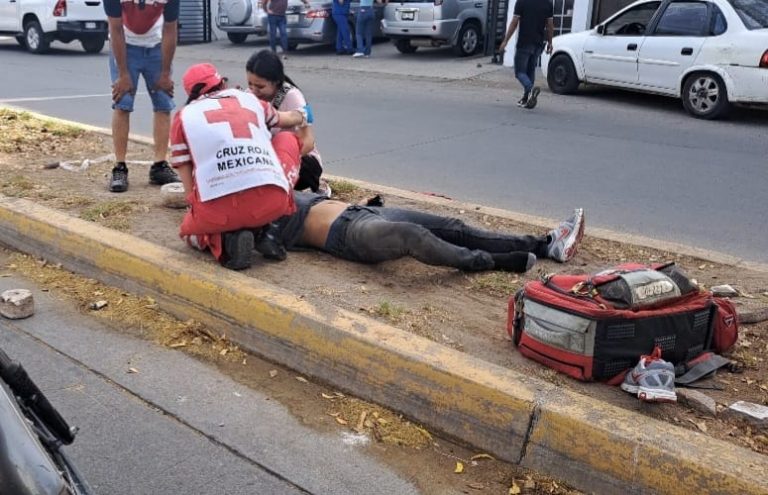 Heridos 2 jóvenes en moto al ser atropellados por auto