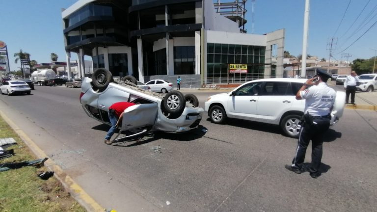Vuelca sedán en la Obregón