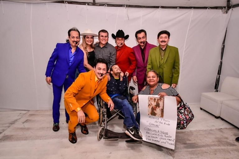 Con lleno total Los Tigres del Norte en Mazatlán