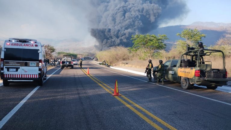 Reabren circulación en la autopista Durango-Mazatlán tras volcar pipa