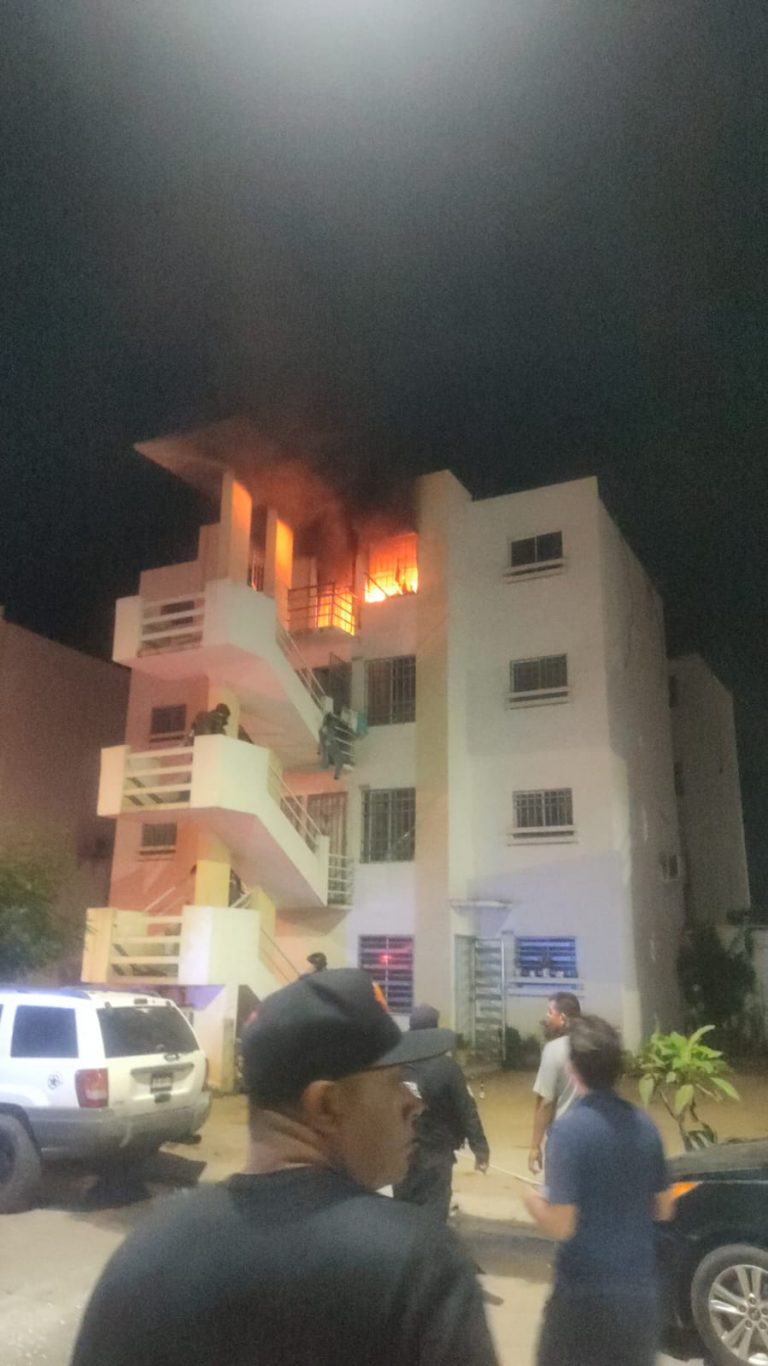 Evacuan edificio; sujetos habrían incendiado departamento