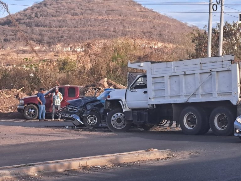 Resultan 4 trabajadores de la construcción heridos tras choque