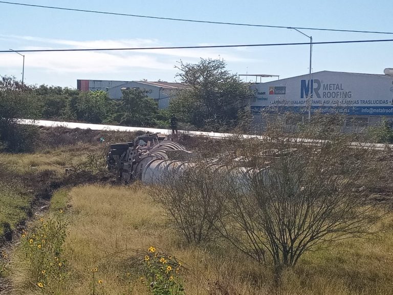 Se derrama combustible al volcar tráiler en El Diez