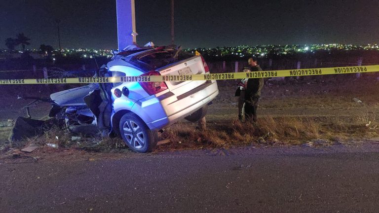 Queda auto ‘prensado’ en un poste; fallece el conductor