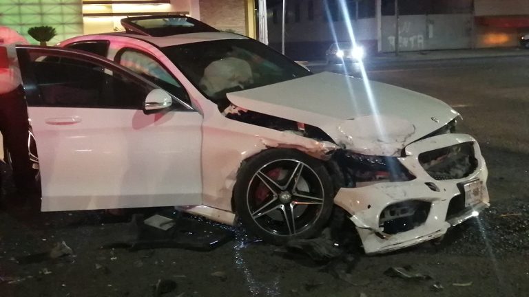 Alguien se pasó el alto: chocan Spark y un Mercedes