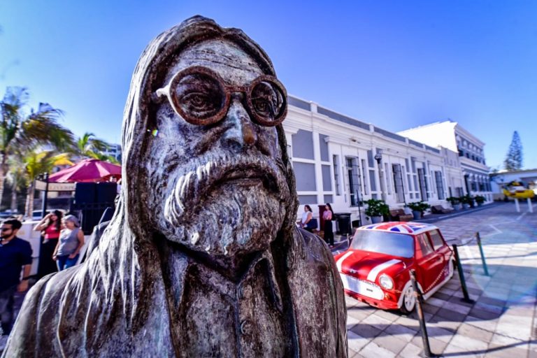 Develan placa de Pete Best, junto a las estatuas de los Beatles