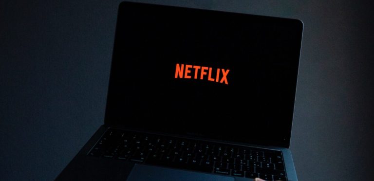 Cobrará Netflix $69 extra por compartir cuenta
