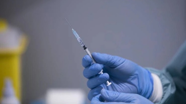 Vacuna contra Covid ya no será obligatoria para viajar a EU