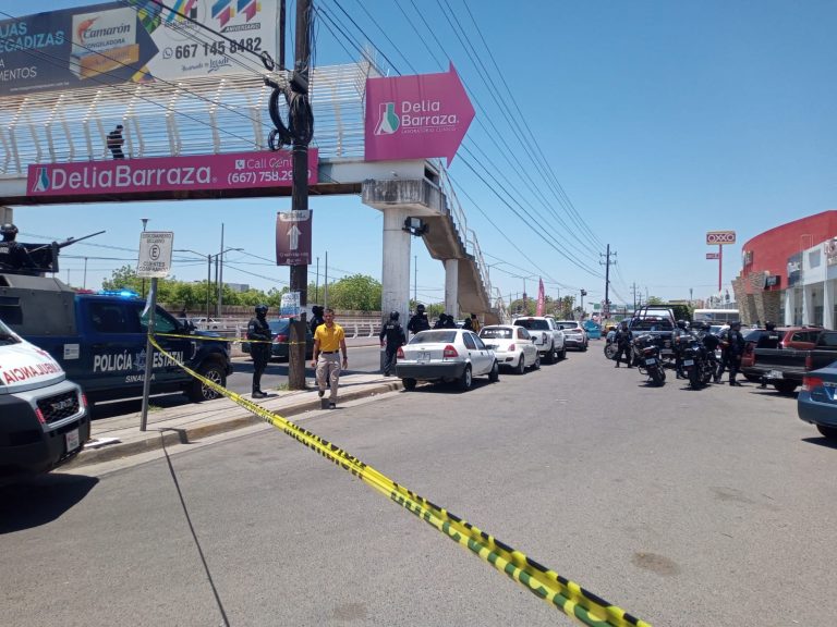 Evacuan plaza por derrame de químico en paquetería