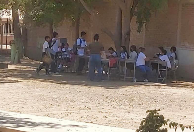 … y en Zapotillo toman clases debajo de los árboles