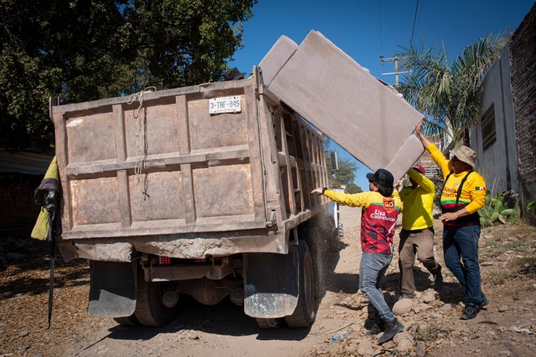 Roperos, colchones, llantas… se llevan de todo