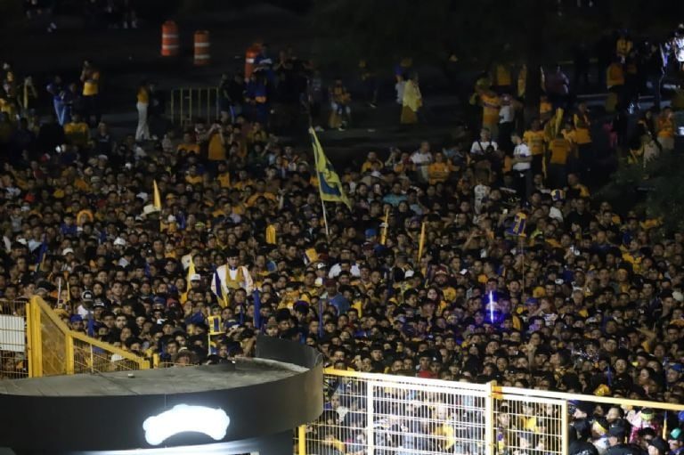 Festeja Tigres triunfo de madrugada