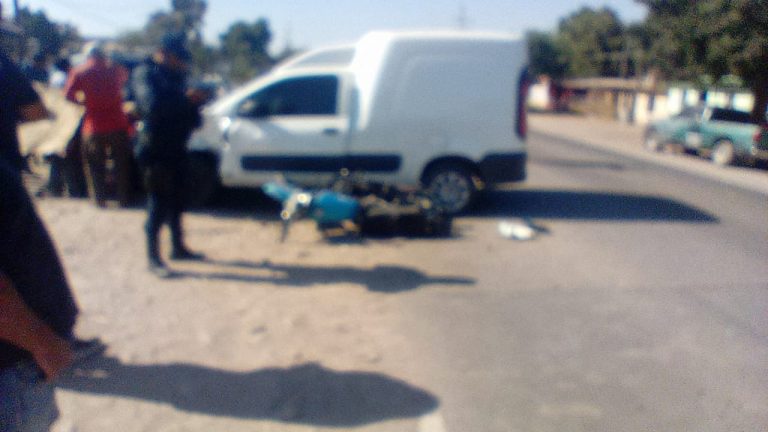 Deja 2 heridos choque entre moto y auto en Villa Juárez, Navolato