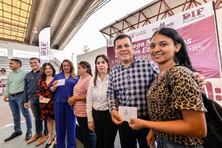 Entrega Mazatlán apoyos a madres solteras y a adultos mayores