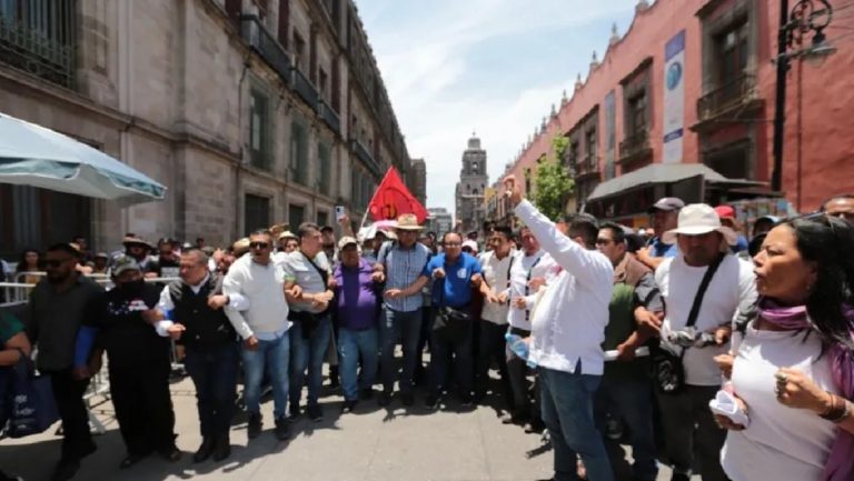 Protesta CNTE afuera de Palacio Nacional