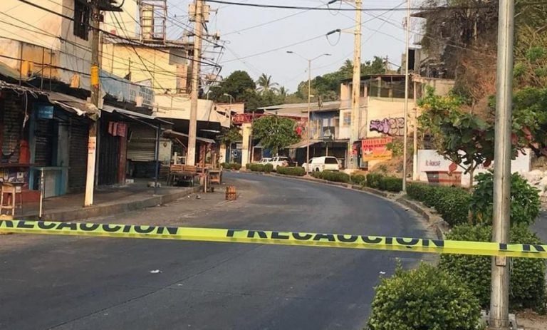 Abandonan 4 cadáveres en puente de Acapulco