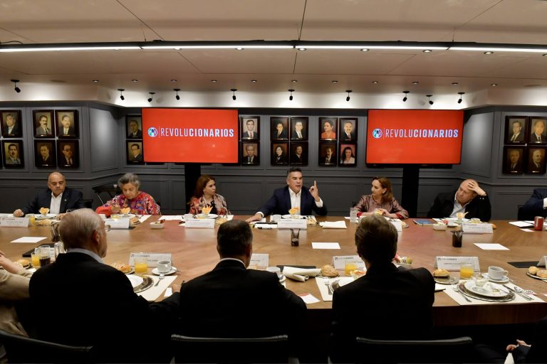 Se reúnen priistas para definir método de selección de candidato presidencial