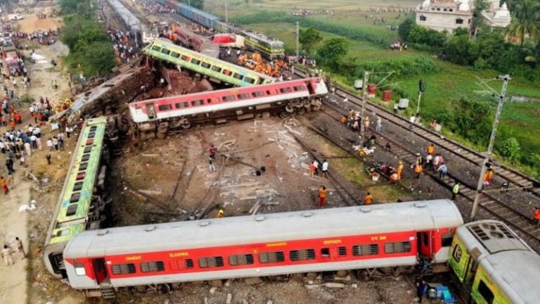 Suman 288 muertos por choque de trenes en India