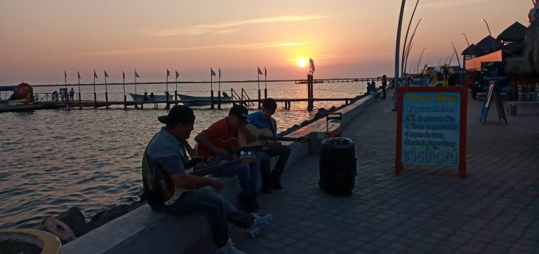 Ahuyenta calor a turistas en Altata