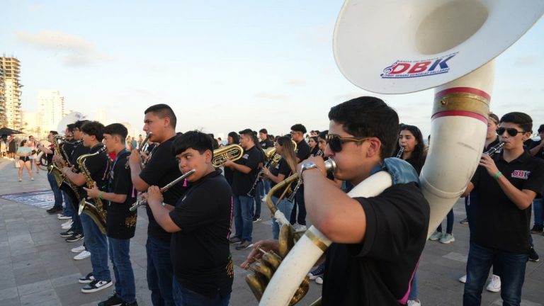 Al ritmo de ‘Juana la Cubana’ sorprenden 66 jóvenes en Mazatlán