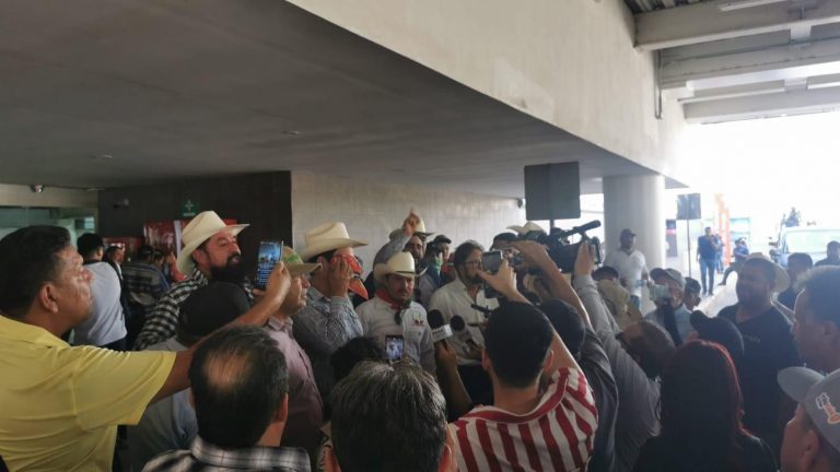 ‘Estamos dispuestos a lo que venga’; sigue toma de aeropuerto