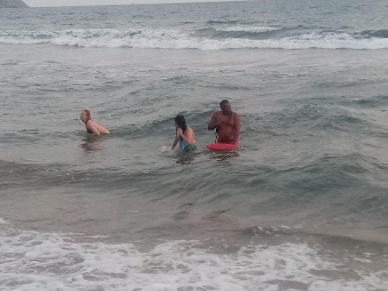 Rescatan en Mazatlán a 21 en zonas de corrientes y zanjas marinas
