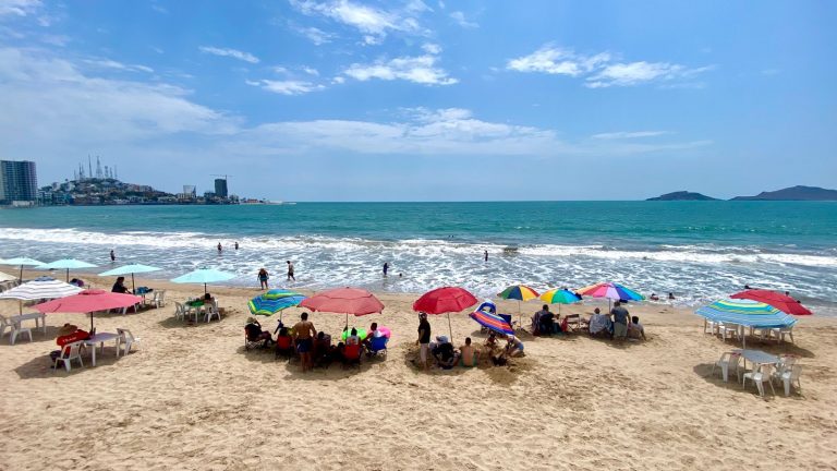 Por incremento de oleaje, Mazatlán cierra accesos a playas