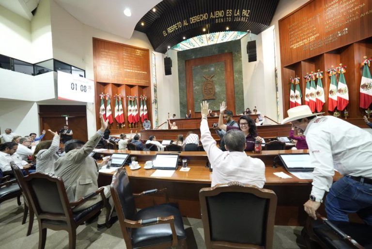 ‘Bombardea’ el PAS a Morena con iniciativas; pasan la mayoría