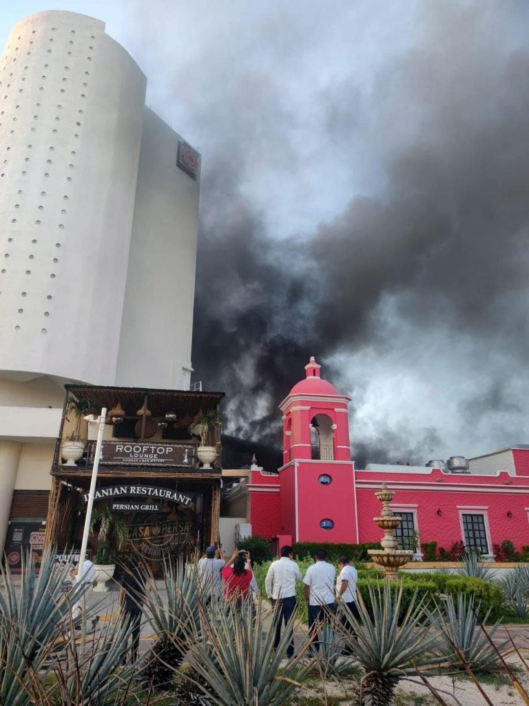 Evacuan a turistas por incendio en hotel de Cancún